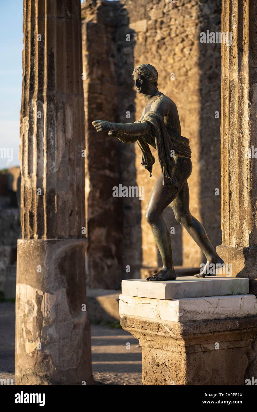 Pompéi. L'Italie. Site archéologique de Pompéi. Tempio di Apollo / Temple d'Apollon, réplique en bronze de la statue d'Apollon Saettante (archer) tournage Banque D'Images