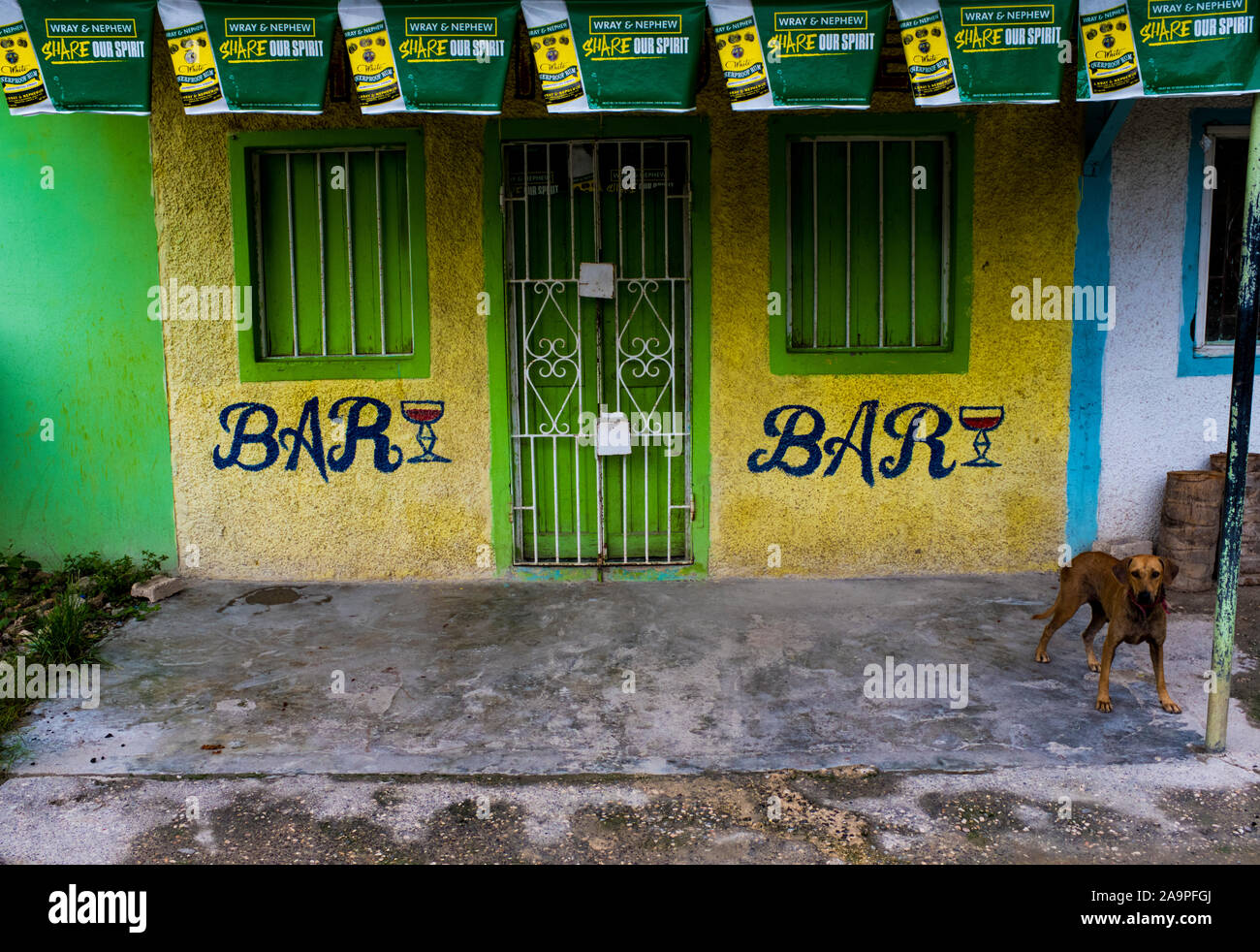 Un petit bar jamaïcain dans la ville de Runaway Bay, Jamaïque Banque D'Images