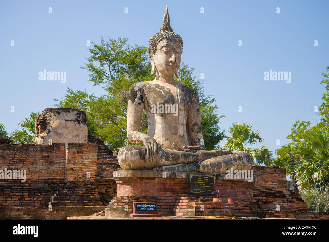 Sukhotaï, THAÏLANDE - 29 décembre 2016 : Une ancienne sculpture d'un Bouddha assis de près. Ruines du Wat Mae Chon Temple Bouddhiste. Historique sukhotaï Banque D'Images