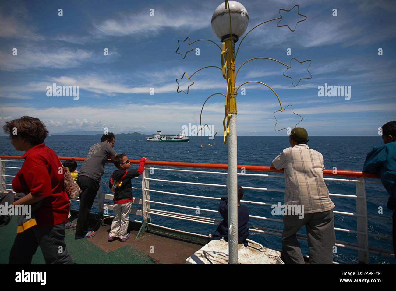 Passagers voyageant en mer à bord d'un ferry qui dessert la ligne de ferry entre Merak (Java) et Bakauheni (Sumatra) à travers le détroit de Sunda. Banque D'Images