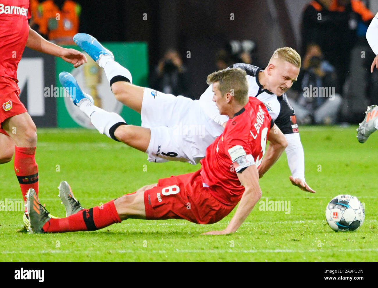 BayArena Leverkusen Allemagne, 29.10.2019, Football : Saison 2019-2020 Allemand DFB, journée 2, Bayer 04 Leverkusen (B04) vs SC Paderborn 07 (APB) ; Kai Proger (PDB), Lars Bender (B04) RÈGLEMENT DFB INTERDIRE TOUTE UTILISATION DES PHOTOGRAPHIES COMME DES SÉQUENCES D'IMAGES ET/OU QUASI-vidéo Banque D'Images