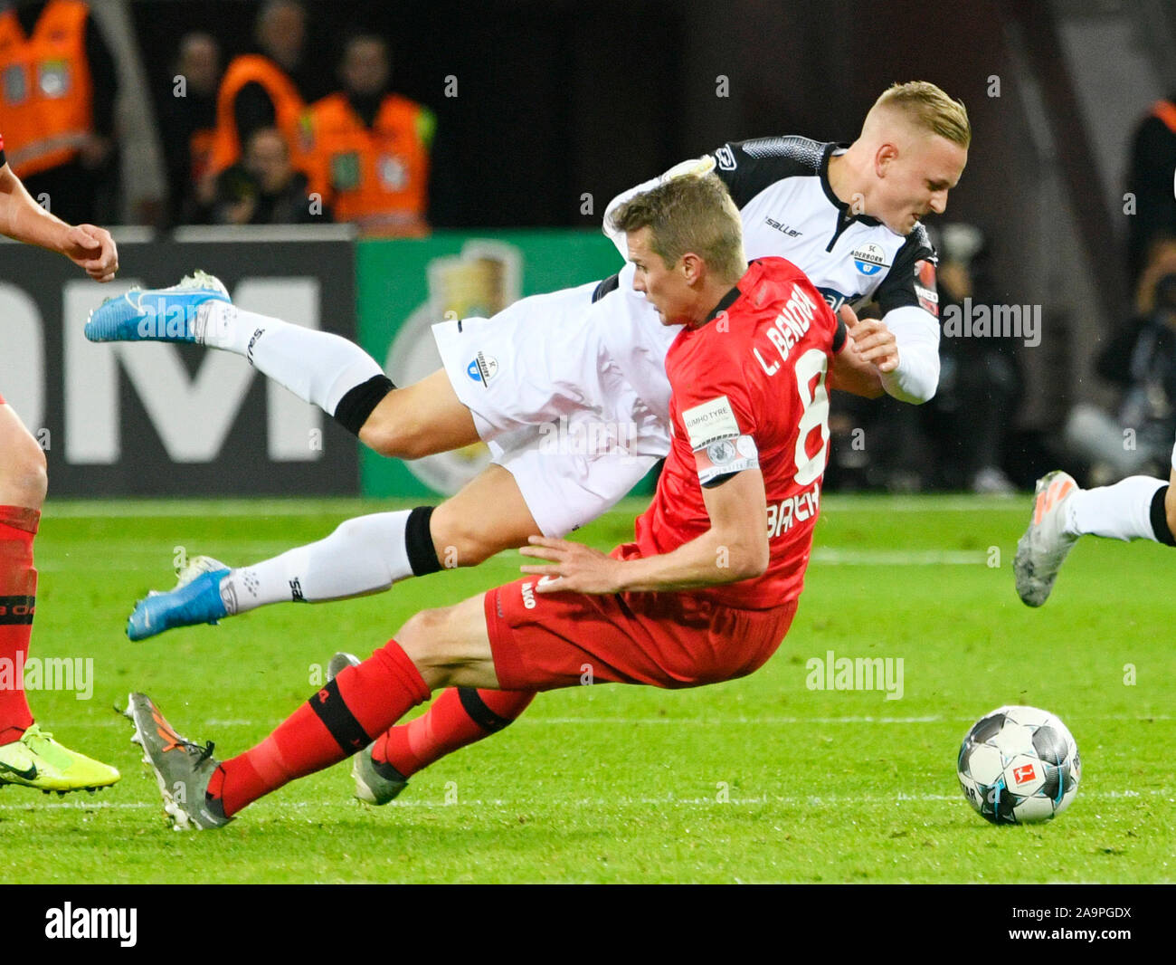 BayArena Leverkusen Allemagne, 29.10.2019, Football : Saison 2019-2020 Allemand DFB, journée 2, Bayer 04 Leverkusen (B04) vs SC Paderborn 07 (APB) ; Kai Proger (PDB), Lars Bender (B04) RÈGLEMENT DFB INTERDIRE TOUTE UTILISATION DES PHOTOGRAPHIES COMME DES SÉQUENCES D'IMAGES ET/OU QUASI-vidéo Banque D'Images