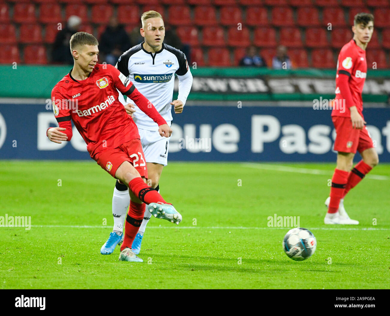 BayArena Leverkusen Allemagne, 29.10.2019, Football : Saison 2019-2020 Allemand DFB, journée 2, Bayer 04 Leverkusen (B04) vs SC Paderborn 07 (APB) ; Mitchell Weiser (LEV), Kai Proger (APB) DFB RÈGLEMENT INTERDIT TOUTE UTILISATION DES PHOTOGRAPHIES COMME DES SÉQUENCES D'IMAGES ET/OU QUASI-vidéo Banque D'Images