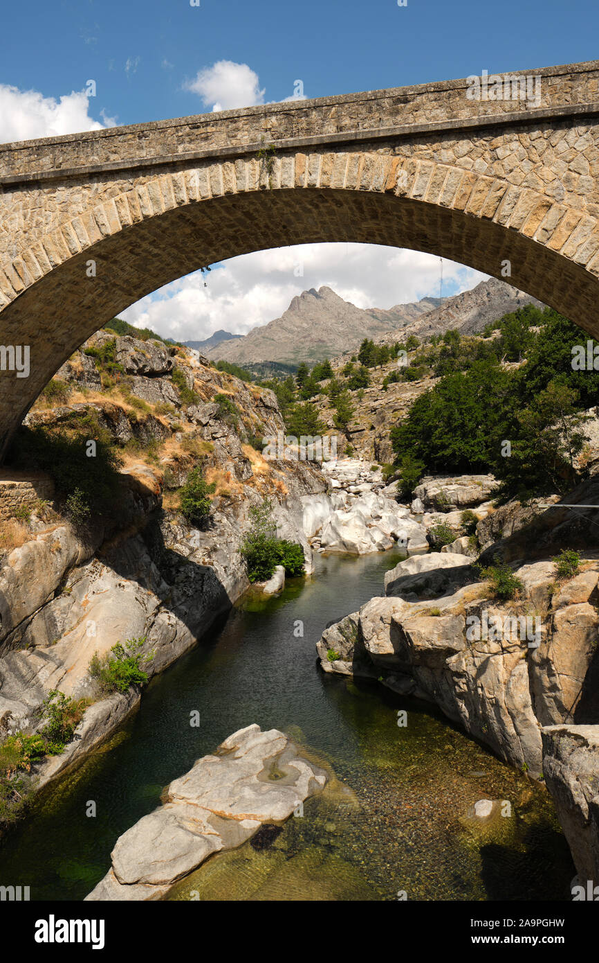 Le pont routier sur la rivière Golo adjacent à la pension pont génois à Albertacce dans le centre de la Corse paysage de montagne, France Europe Banque D'Images