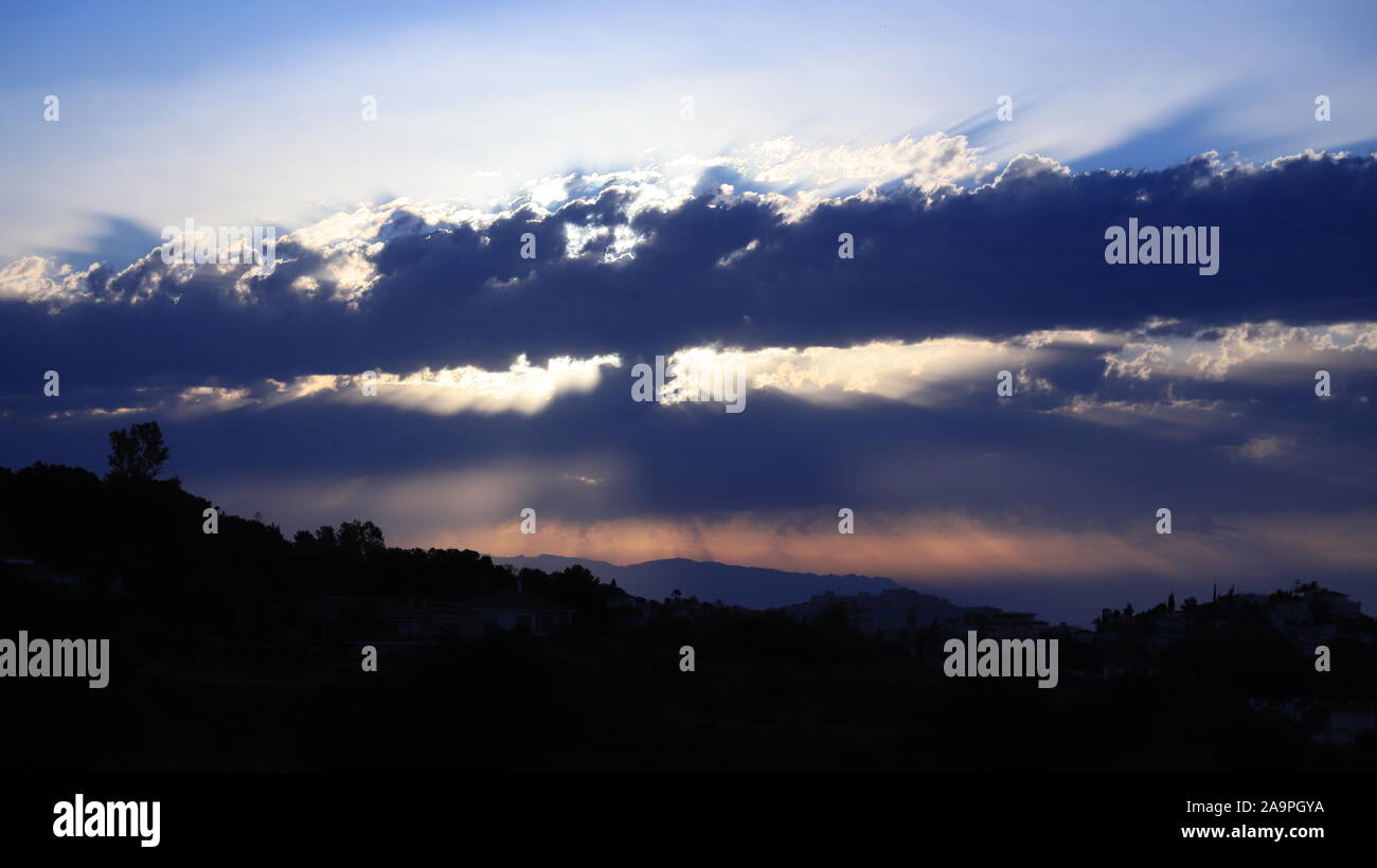 Skylines inhabituelle et formations de nuages distincts et industrielle Banque D'Images
