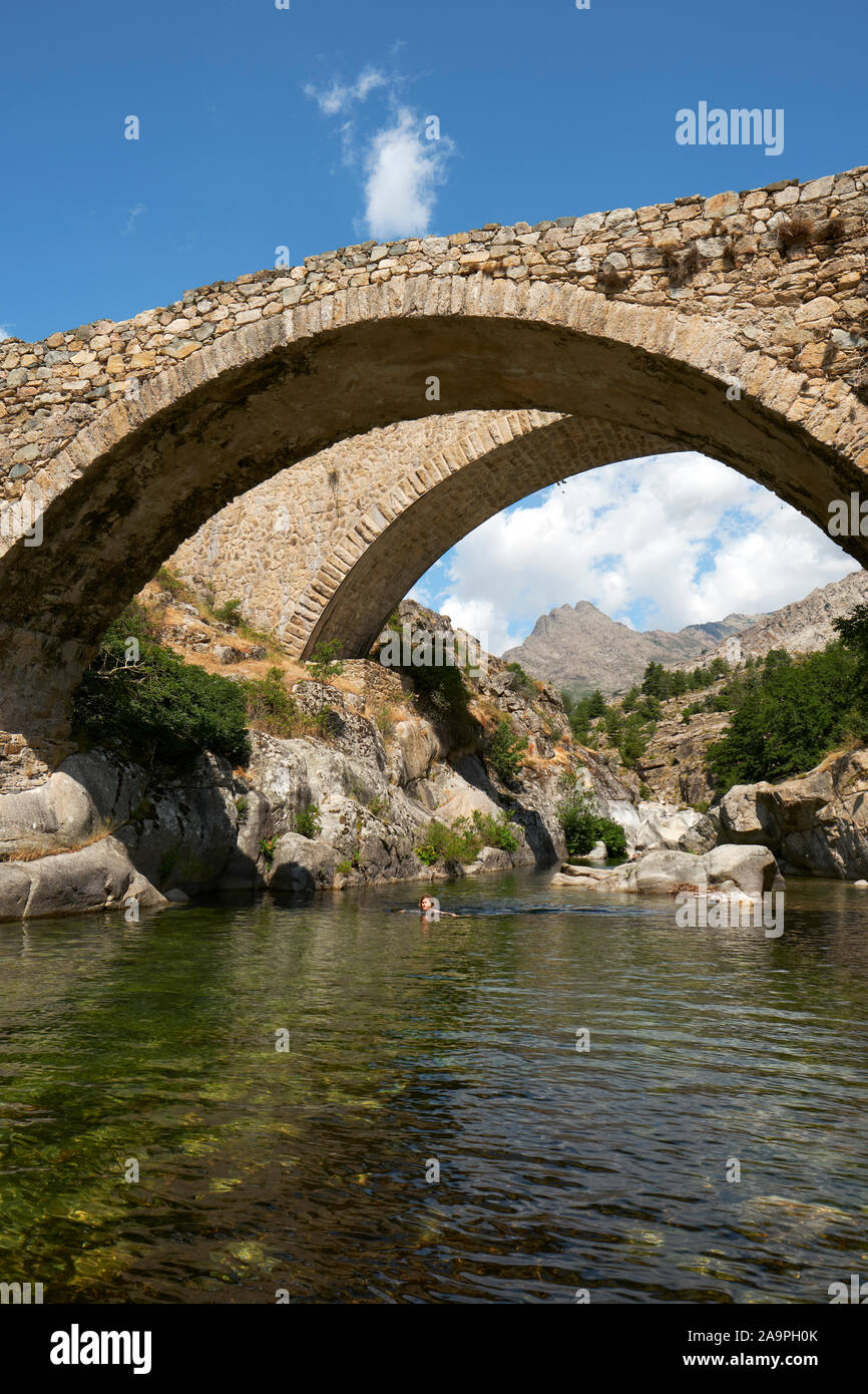 Pension / pension Ponte Ponte est un pont génois sur la rivière Golo à Albertacce, Haute-Corse, Corse France Europe avec le nouveau pont routier adjacent Banque D'Images