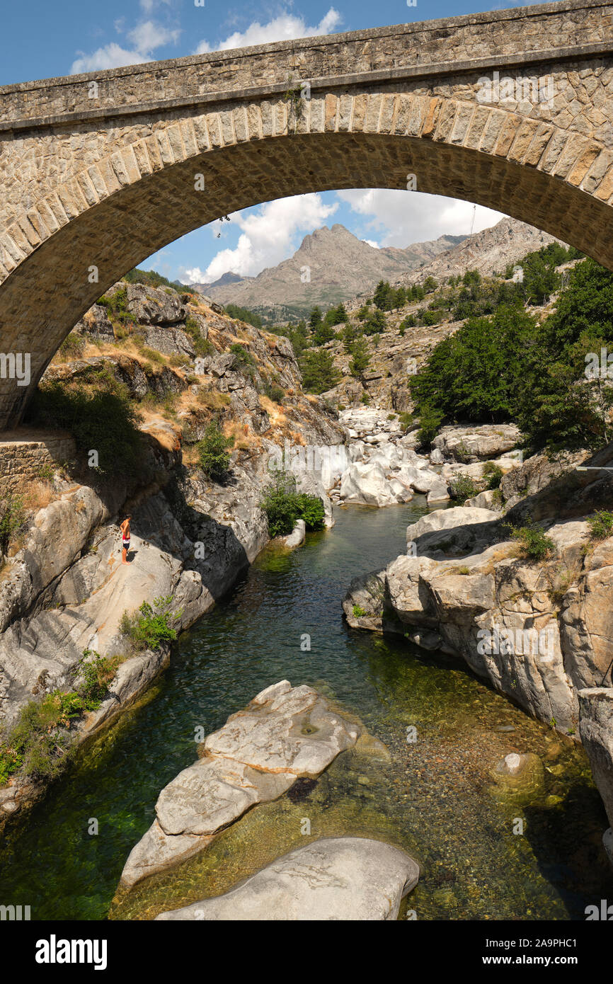 Le pont routier sur la rivière Golo adjacent à la pension pont génois à Albertacce dans le centre de la Corse paysage de montagne, France Europe Banque D'Images