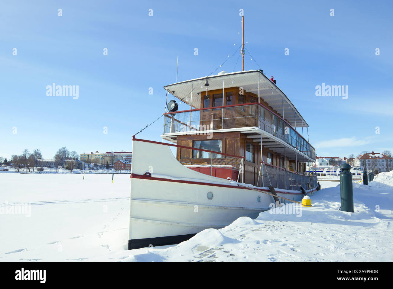 SAVONLINNA, FINLANDE - Mars 03, 2018 : vieux bateau à passagers sur le lac Saimaa congelé Banque D'Images