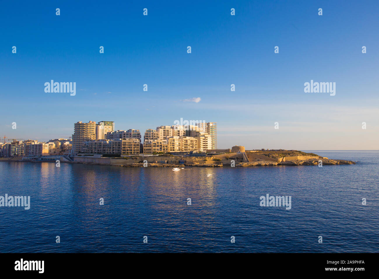 Bâtiments résidentiel à Tigne Point au lever du soleil, Sliema, Malte Banque D'Images