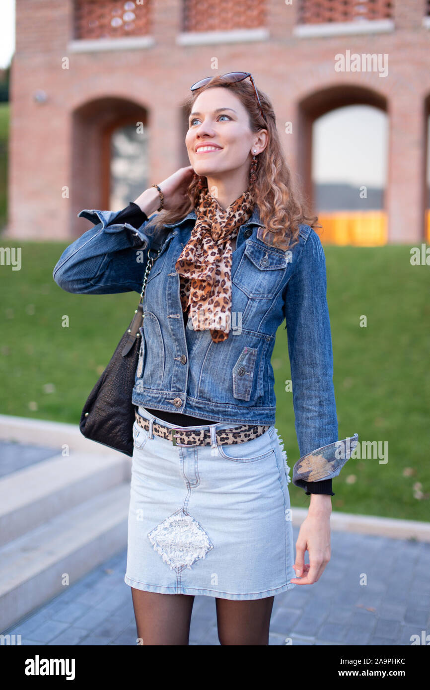 Jeune femme urbaine à l'extérieur à la suite smile Banque D'Images