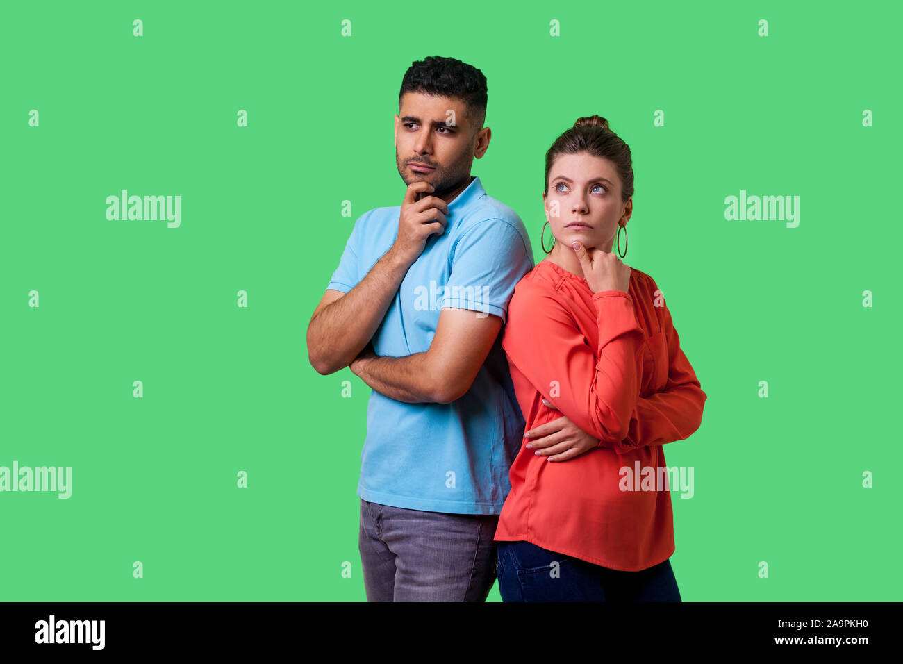 Plan de penser ! Portrait of attractive young couple smart casual wear en position debout, tenant le menton en pensant solution ensemble en haut. est Banque D'Images