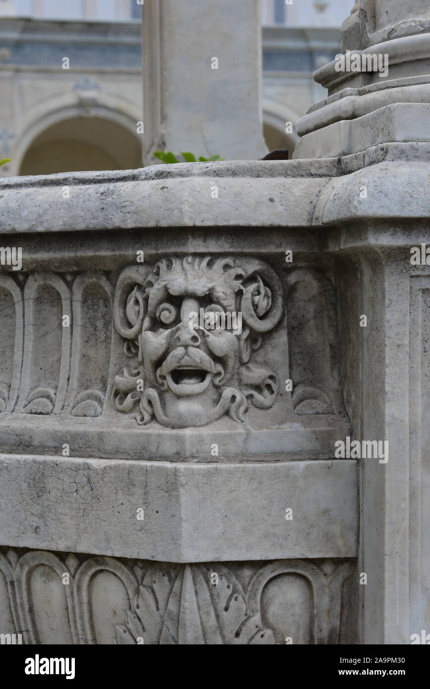 Tête de chèvre anthropomorphes décore un motif bien à l'intérieur de l'eau l'ancien monastère complexe de Certosa di San Martino, Naples, Italie, Europe. Banque D'Images