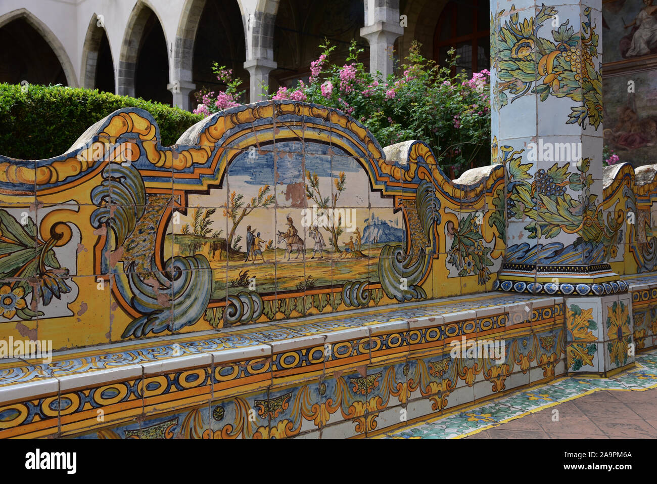 Siège et colonne cloître décoré de carreaux de majolique peint par Donato et Giuseppe Massa, Santa Chiara, Spaccanapoli, Naples, Italie, Europe. Banque D'Images