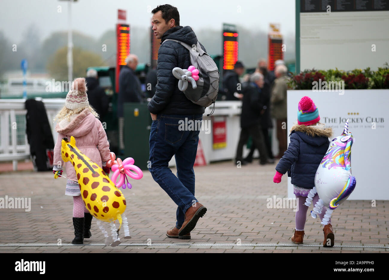 Les enfants avec des ballons au cours de la réunion de novembre à l'Hippodrome de Cheltenham, Cheltenham. Banque D'Images