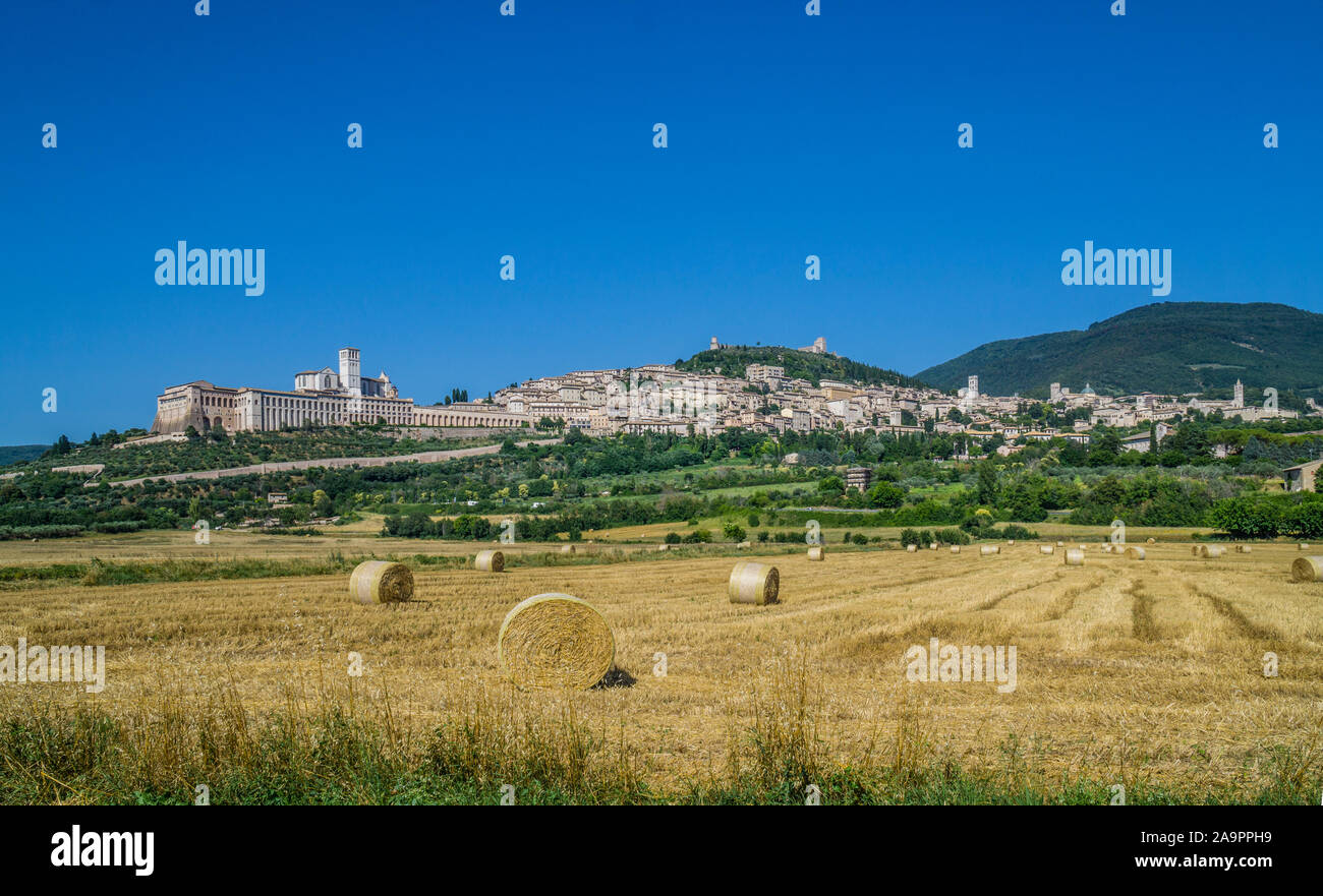 Vue panoramique vue sur la campagne d'assise, une colline dans le centre-ville de la région Ombrie en Italie, lieu de naissance de saint François Banque D'Images