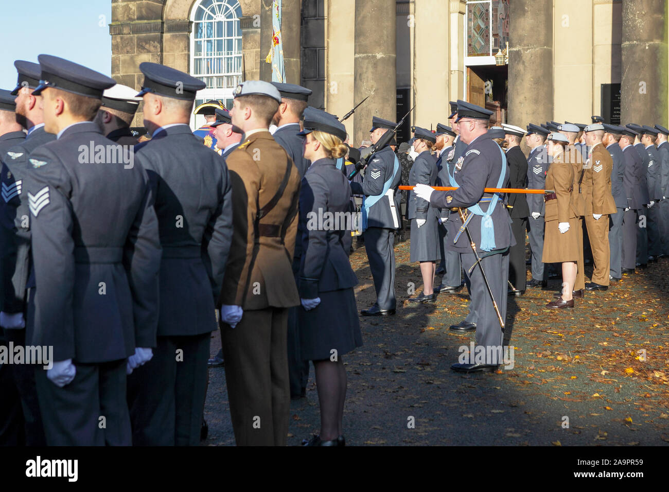 Les commémorations du souvenir dimanche à St Chad's Church à Shrewsbury. RAF, la Marine et l'armée vue ici présents. Banque D'Images