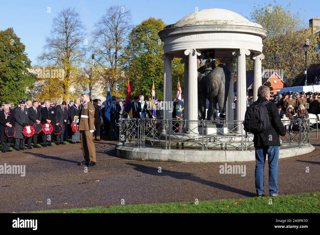 Commémorations Dimanche du souvenir au Monument commémoratif de guerre dans le parc public de la carrière. Une garde d'honneur est considéré ici. Banque D'Images