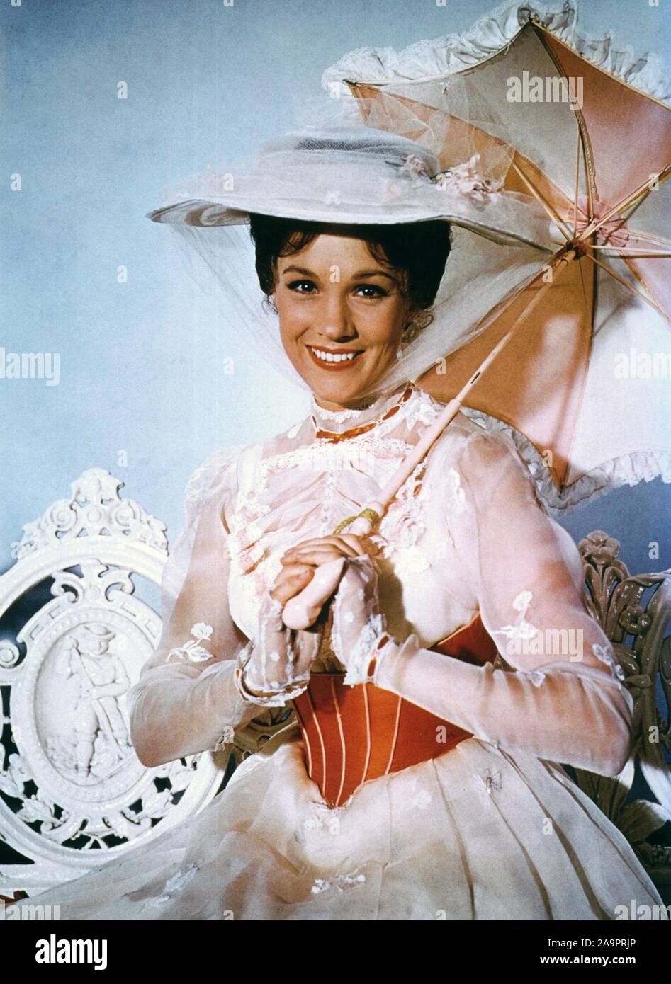 JULIE ANDREWS dans Mary Poppins (1964), réalisé par Robert Stevenson. Credit : WALT DISNEY PRODUCTIONS / Album Banque D'Images