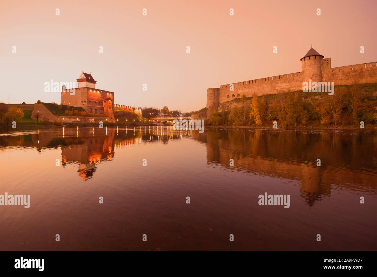 Crépuscule d'octobre à la frontière de la rivière Narva. La frontière de l'Estonie et la Russie Banque D'Images