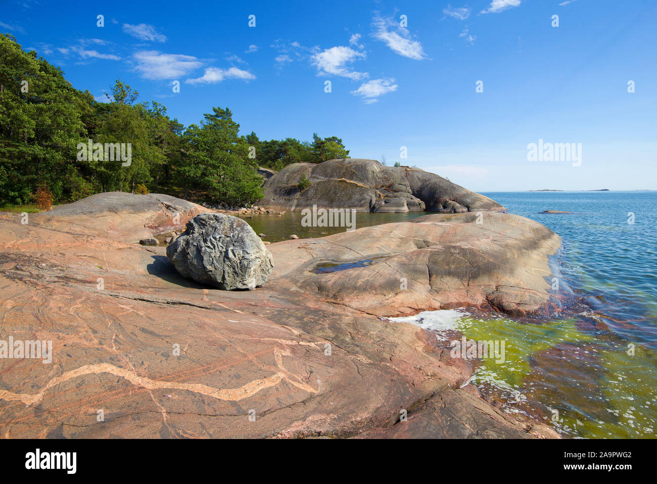 Juillet ensoleillé jour sur les falaises de la presqu'île de Hanko. Le sud de l'Fnland Banque D'Images