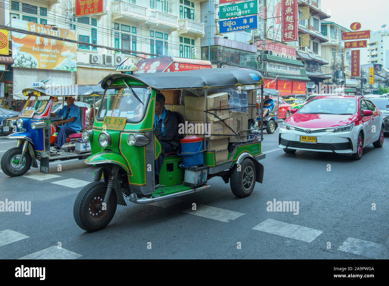 BANGKOK, THAÏLANDE - 04 janvier, 2019 : un tuk-tuk chargés sur une rue de la ville dans le quartier chinois Banque D'Images