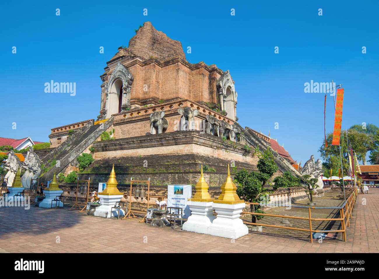 CHIANG MAI, THAÏLANDE - le 21 décembre 2018 : ruines de la stupa géant Chedi Luang sur une journée ensoleillée Banque D'Images