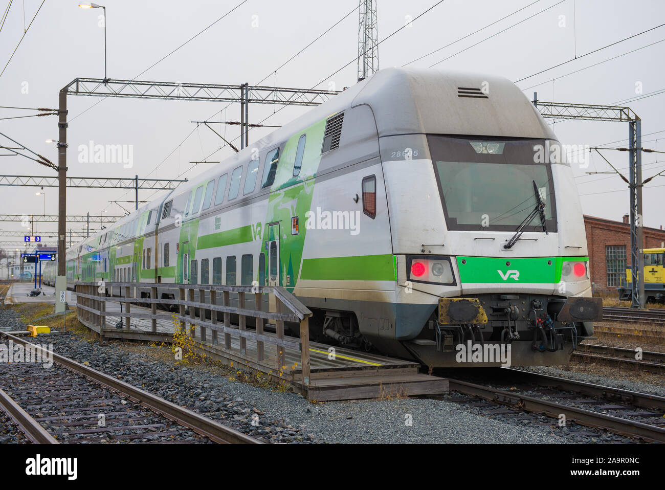 JOENSUU, FINLANDE - le 27 octobre 2019 : deux étages moderne train électrique passager libre sur un sombre matin Octobre Banque D'Images