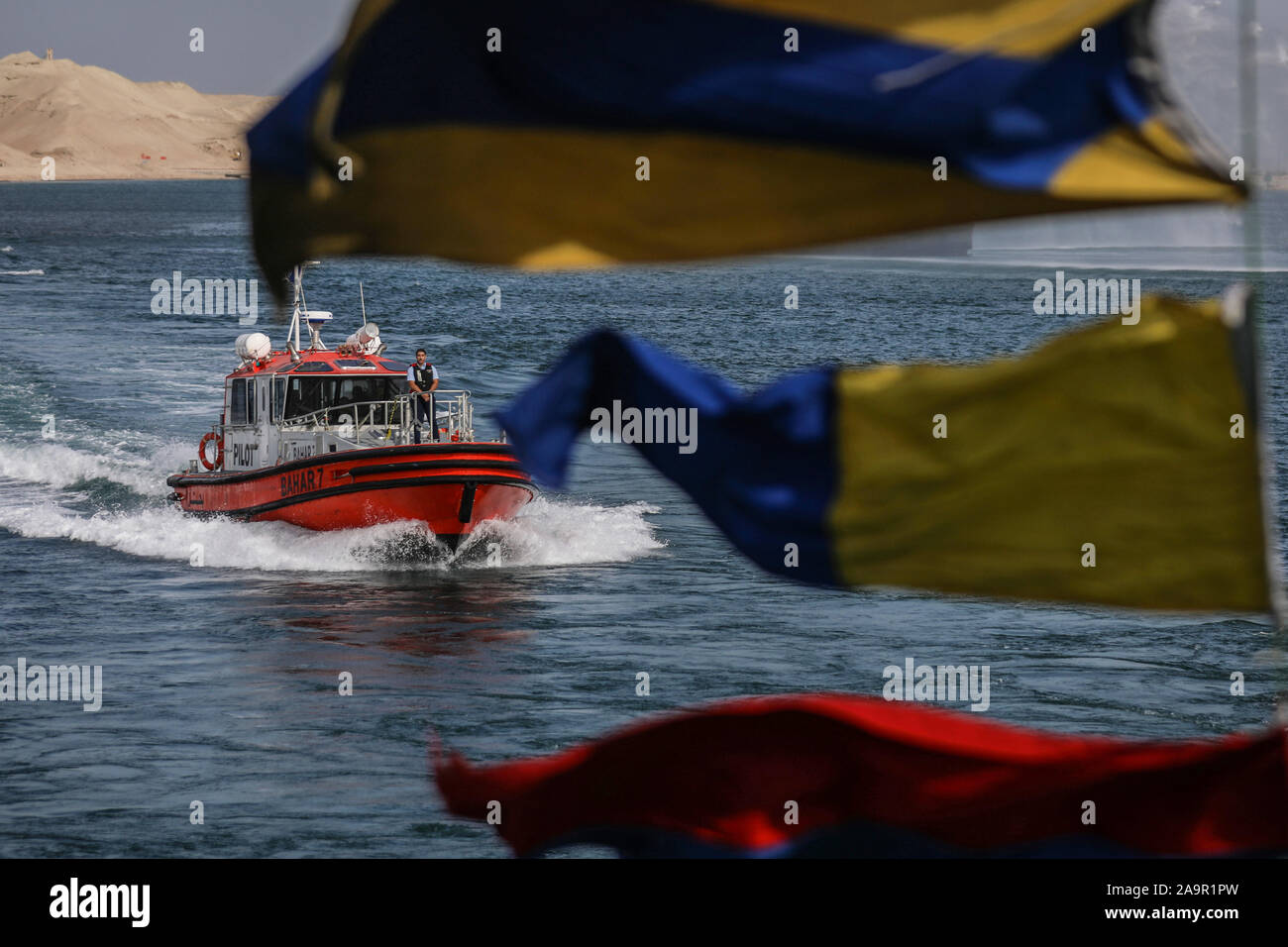 Ismailia, Égypte. 17 novembre, 2019. Un bateau navigue dans le nouveau canal de Suez, dans le cadre des célébrations marquant le 150e anniversaire du canal de Suez. Credit : Gehad Hamdy/dpa/Alamy Live News Banque D'Images