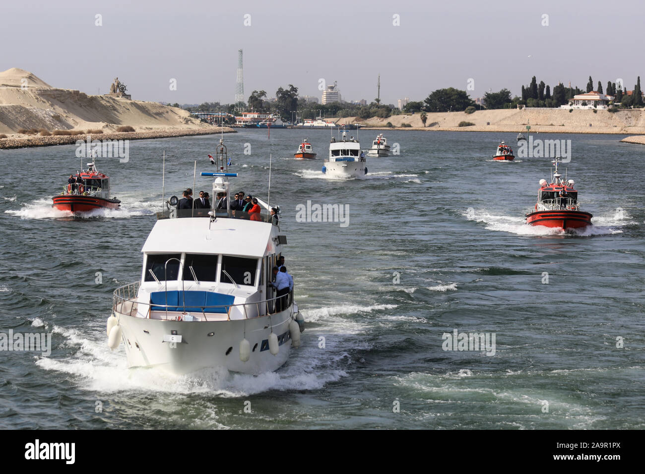 Ismailia, Égypte. 17 novembre, 2019. Les bateaux naviguent dans le nouveau canal de Suez, dans le cadre des célébrations marquant le 150e anniversaire du canal de Suez. Credit : Gehad Hamdy/dpa/Alamy Live News Banque D'Images