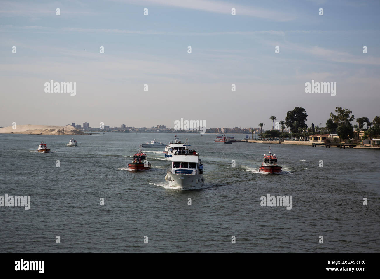 Ismailia, Égypte. 17 novembre, 2019. Les bateaux naviguent dans le nouveau canal de Suez, dans le cadre des célébrations marquant le 150e anniversaire du canal de Suez. Credit : Gehad Hamdy/dpa/Alamy Live News Banque D'Images