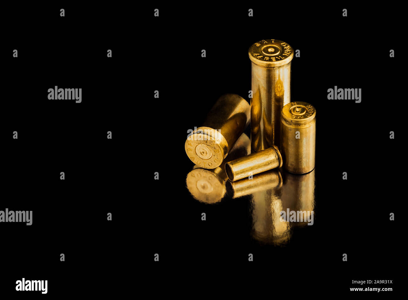 Comparaison de différentes tailles d'utilisé des obus sur une balle de fond isolé noir avec la réflexion d'une tin de table. Perception de la qualité Banque D'Images