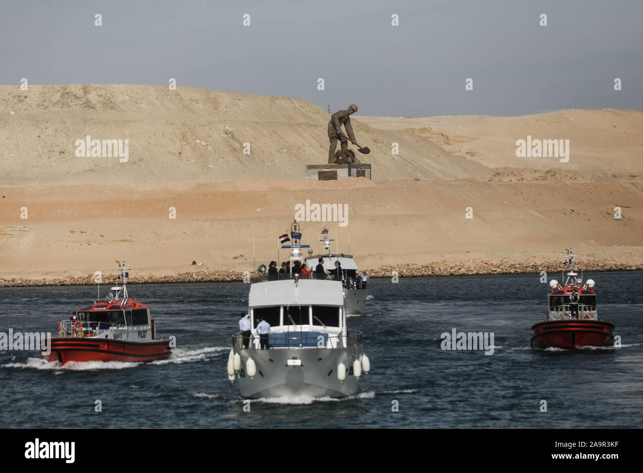 Ismailia, Égypte. 17 novembre, 2019. Les bateaux naviguent dans le nouveau canal de Suez, dans le cadre des célébrations marquant le 150e anniversaire du canal de Suez. Credit : Gehad Hamdy/dpa/Alamy Live News Banque D'Images