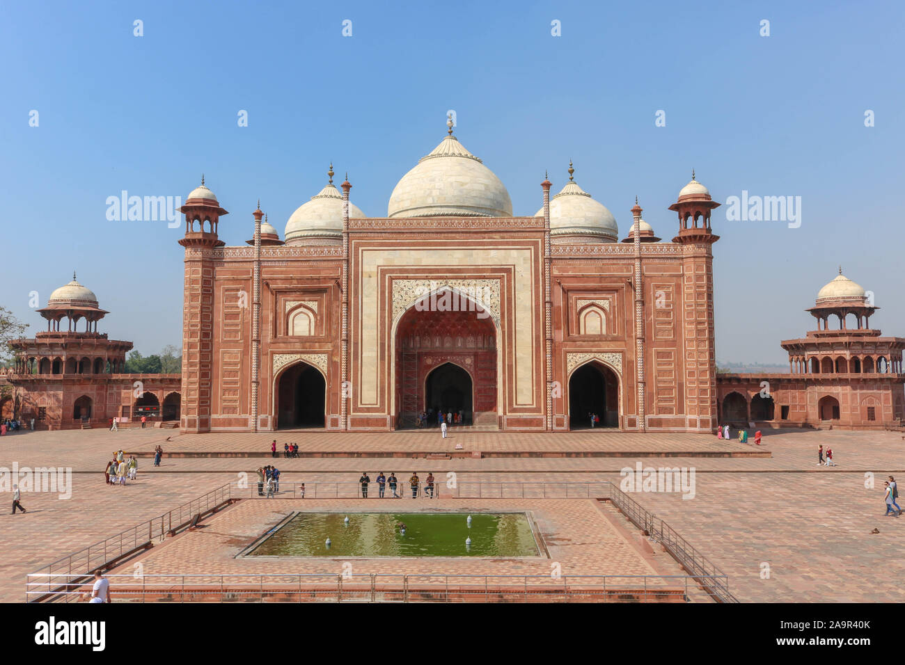 La grande mosquée Taj Mahal, ou Masjid, à Agra. Il est sur le côté ouest du Taj Mahal. La mosquée du Taj Mahal se trouve sur une plate-forme en grès Banque D'Images