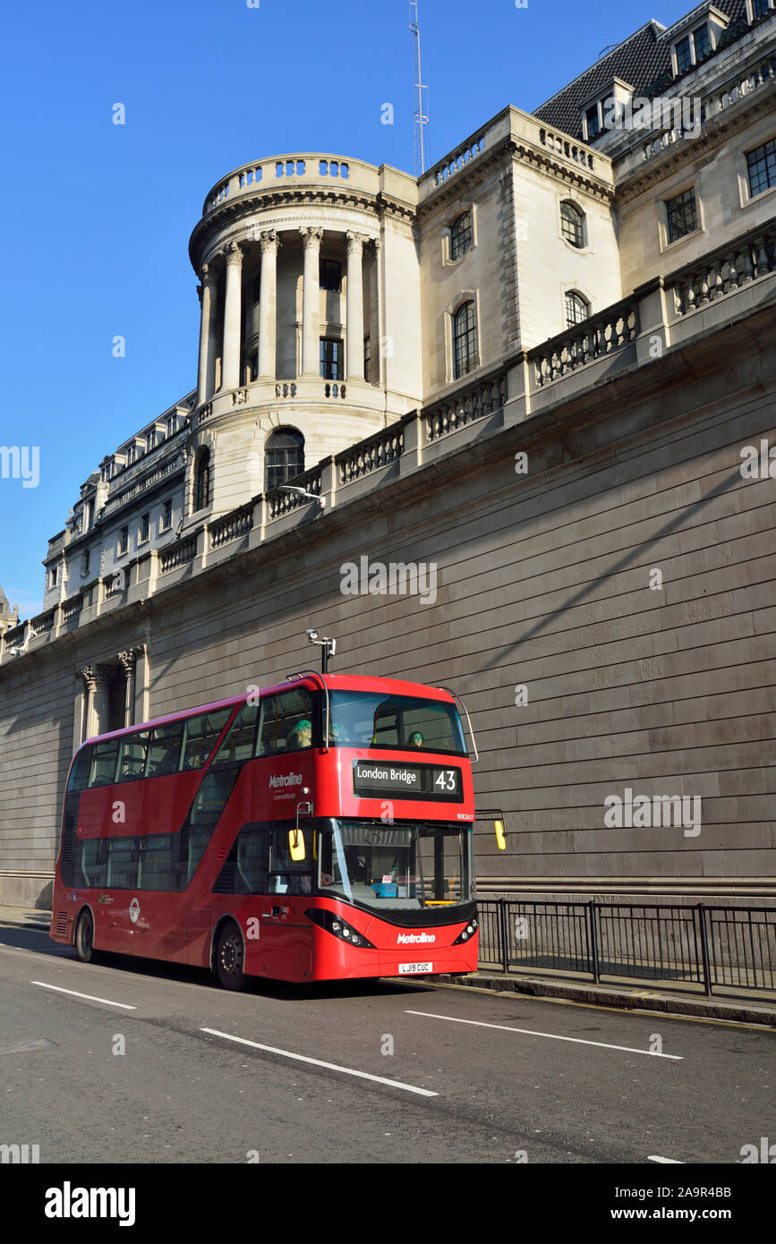 Bus à impériale rouge passe la banque d'Angleterre, Princes Street, près de l'échangeur de la Banque, City of London, Royaume-Uni Banque D'Images
