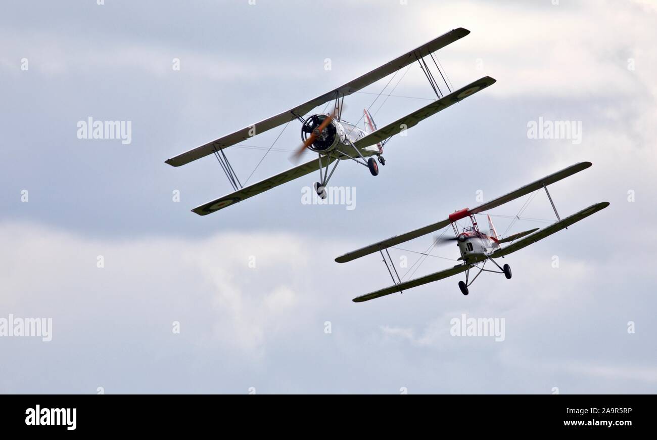 1931 621 Avro Tutor (K3241) et un 1931 DH82a Tiger Moth airborne au spectacle militaire Shuttleworth bourget sur le 7 juillet 2019 Banque D'Images