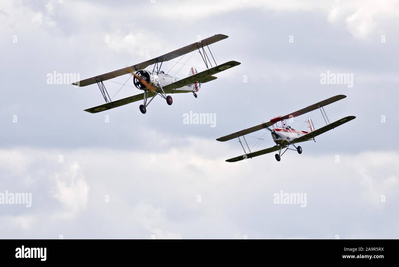 1931 621 Avro Tutor (K3241) et un 1931 DH82a Tiger Moth airborne au spectacle militaire Shuttleworth bourget sur le 7 juillet 2019 Banque D'Images