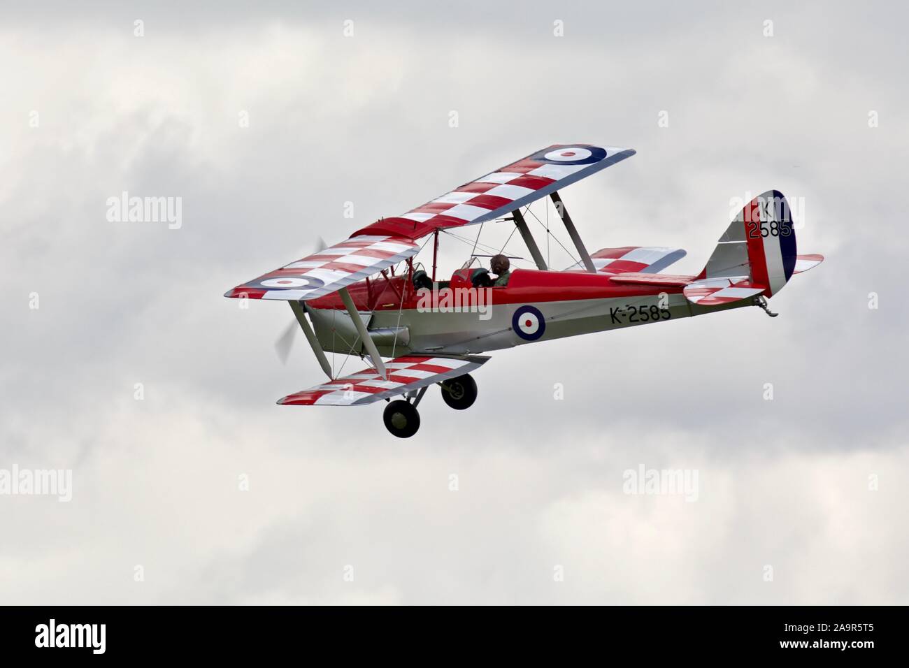 1931 DH82A Tiger Moth airborne à Shuttleworth Airshow militaire le 7 juillet 2019 Banque D'Images