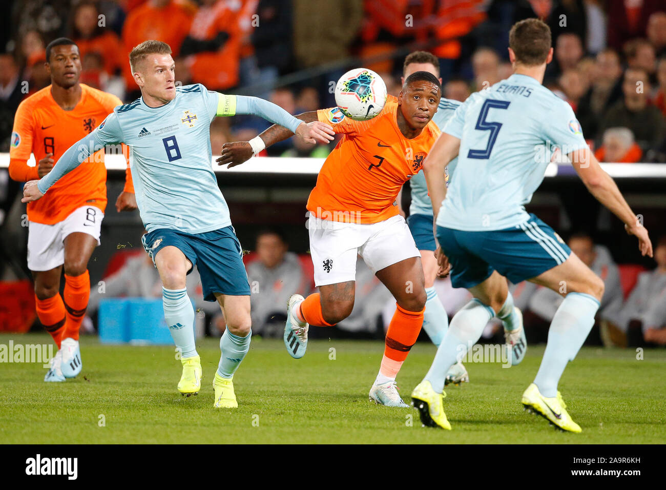 10 octobre 2019 Rotterdam, pays-Bas Soccer qualification européenne Match pays-Bas contre Irlande du Nord Kwalificatieronde EK 2020 Steven Davies d'Irlande du Nord, Steven Bergwijn des pays-Bas Banque D'Images