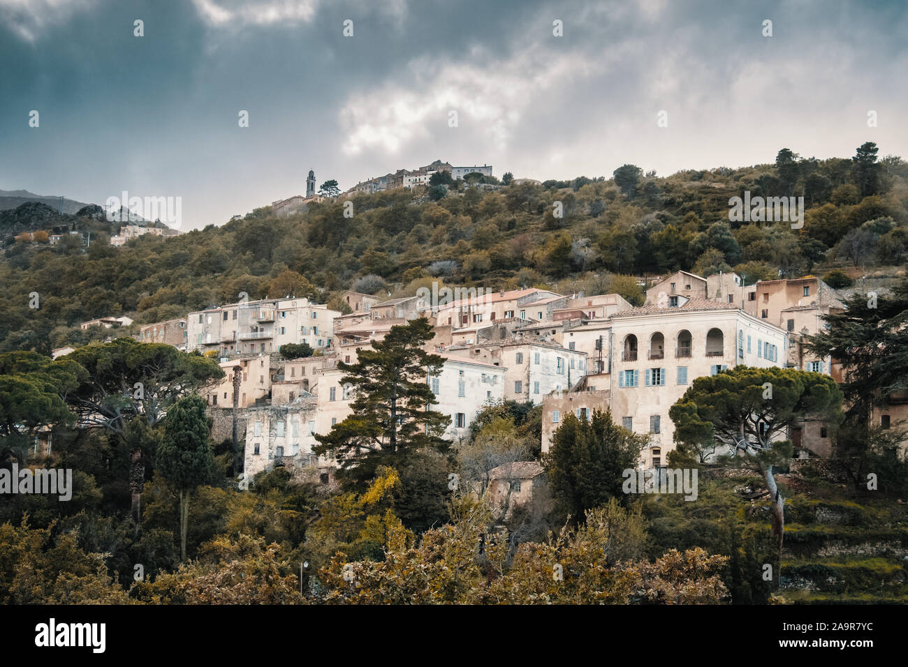 Les anciens villages de montagne de Ville di Paraso et Speloncato en Balagne Corse sous les nuages sombres Banque D'Images