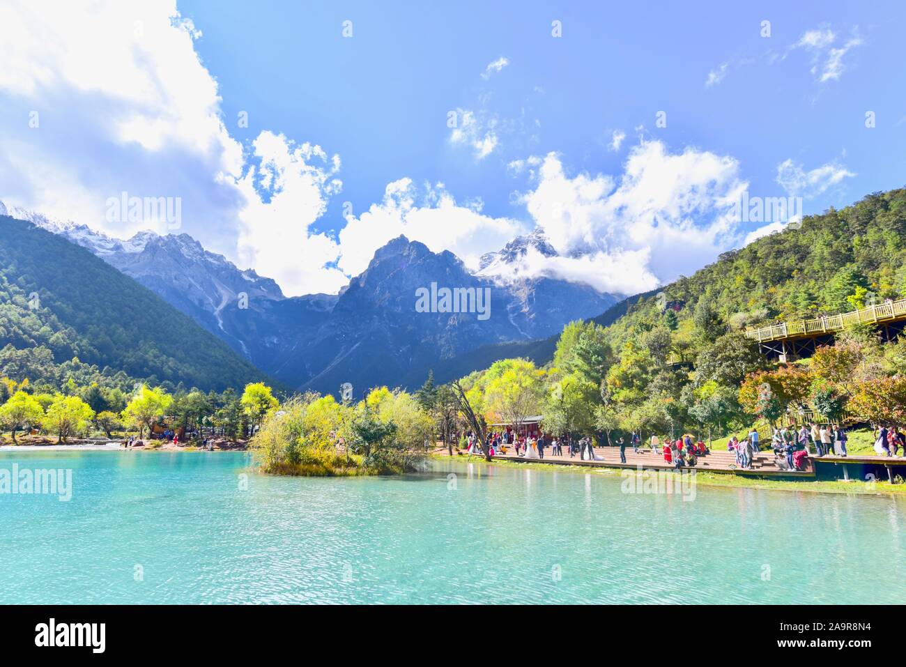 Paysage de la vallée de la Lune bleue dans la Montagne Enneigée du Dragon de Jade Banque D'Images