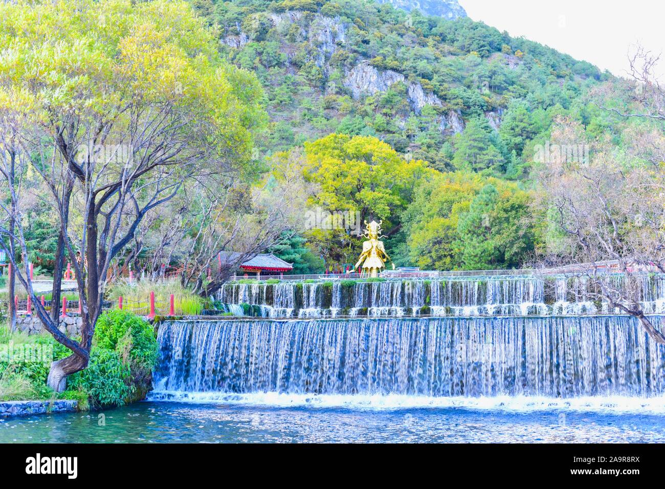 De belles chutes d'eau à Jade Village de Lijiang Banque D'Images