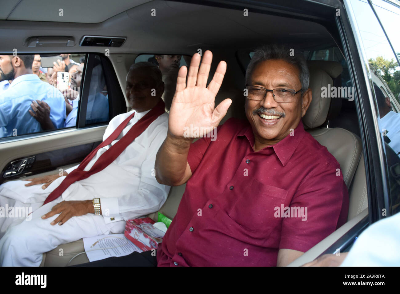 Colombo, Sri Lanka. 17 novembre, 2019. Gotabaya Rajapaksa partisans accueille à Colombo, Sri Lanka, le 17 novembre 2019. Les élections du chef du Sri Lanka Mahinda Deshapriya le dimanche après-midi a confirmé que le candidat de l'opposition Gotabaya Rajapaksa a remporté les élections présidentielles. Credit : Gayan Sameera/Xinhua/Alamy Live News Banque D'Images