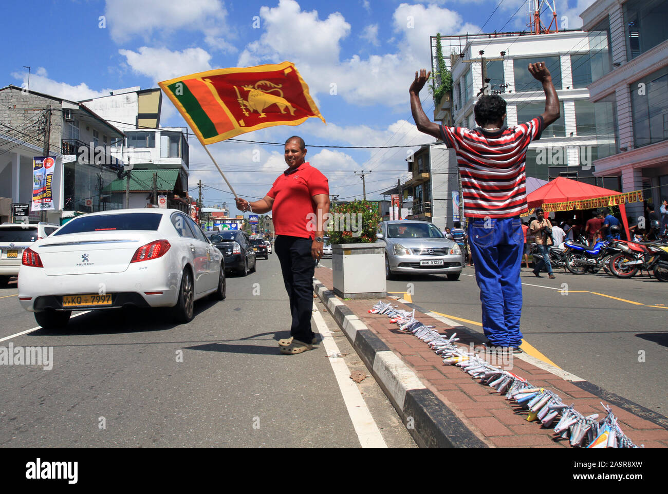 Colombo, Sri Lanka. 17 novembre, 2019. Un partisan de Gotabaya Rajapaksa cheers le long de la rue à Colombo, Sri Lanka, le 17 novembre 2019. Les élections du chef du Sri Lanka Mahinda Deshapriya le dimanche après-midi a confirmé que le candidat de l'opposition Gotabaya Rajapaksa a remporté les élections présidentielles. Ajith Perera/crédit : Xinhua/Alamy Live News Banque D'Images