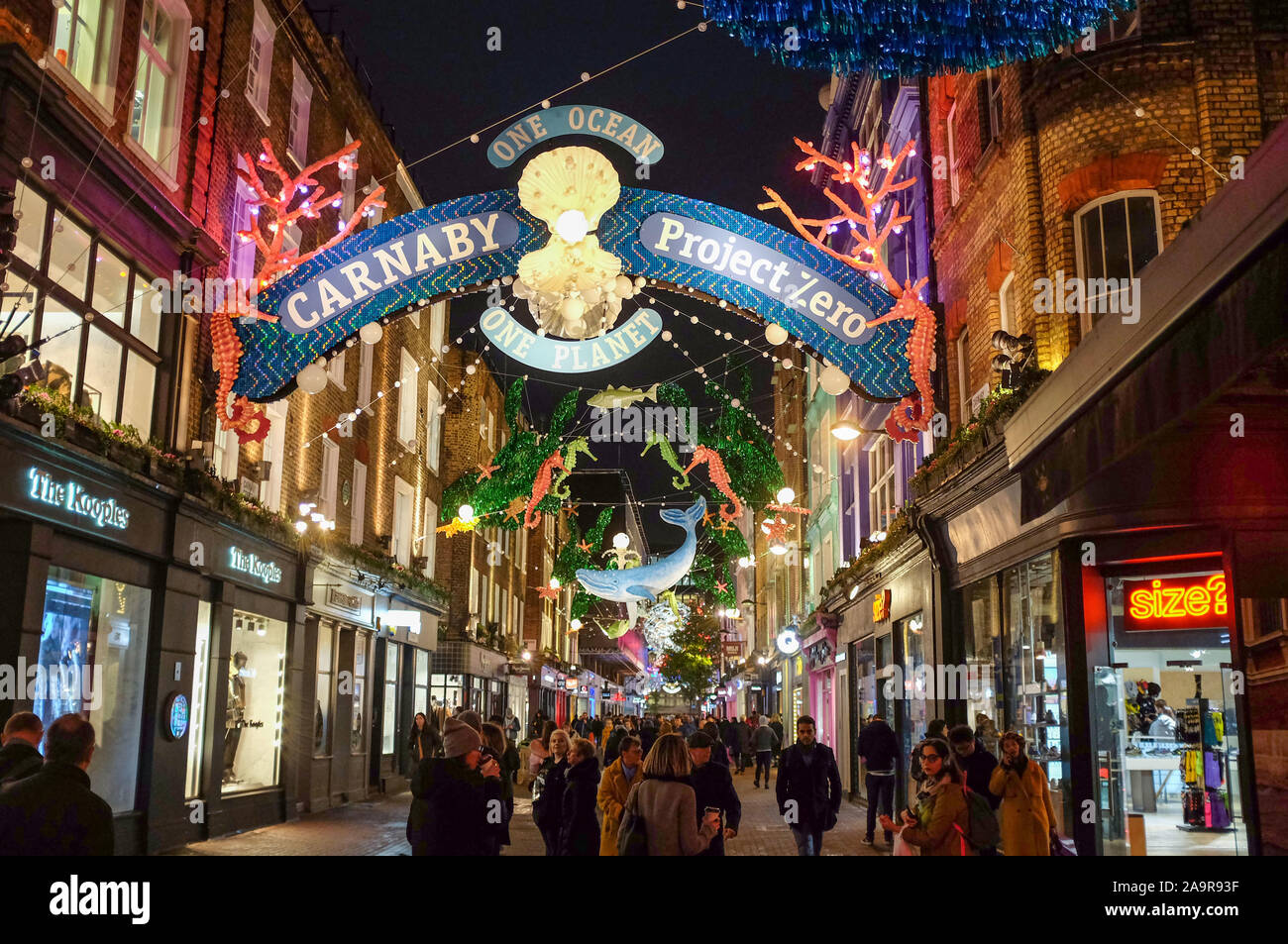 Carnaby Street à Londres avec le Projet Zéro lumières de Noël pour 2019 en collaboration avec l'organisme de bienfaisance de conservation des océans UK Banque D'Images