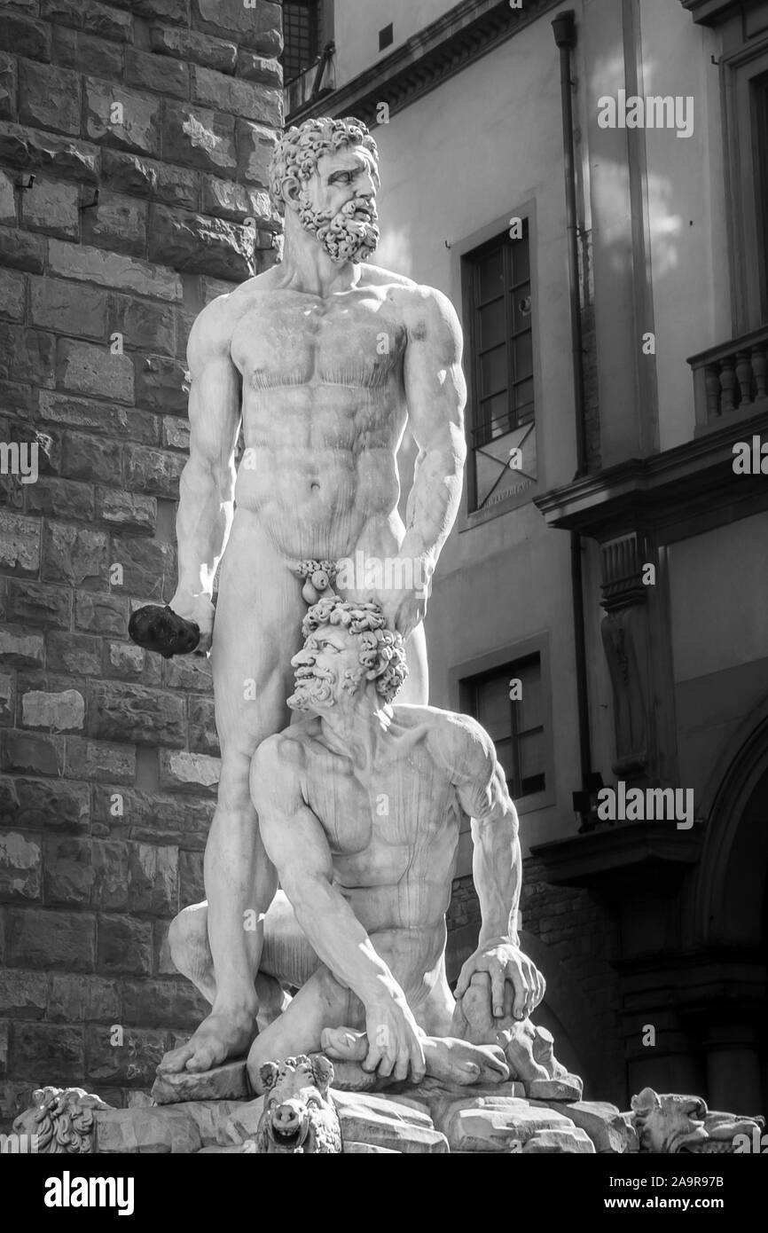 Tourné en noir et blanc de la statue représentant Hercule et Cacus, sculptée par Baccio Bandinelli autour de 1530, et conservé à Florence, Italie Banque D'Images