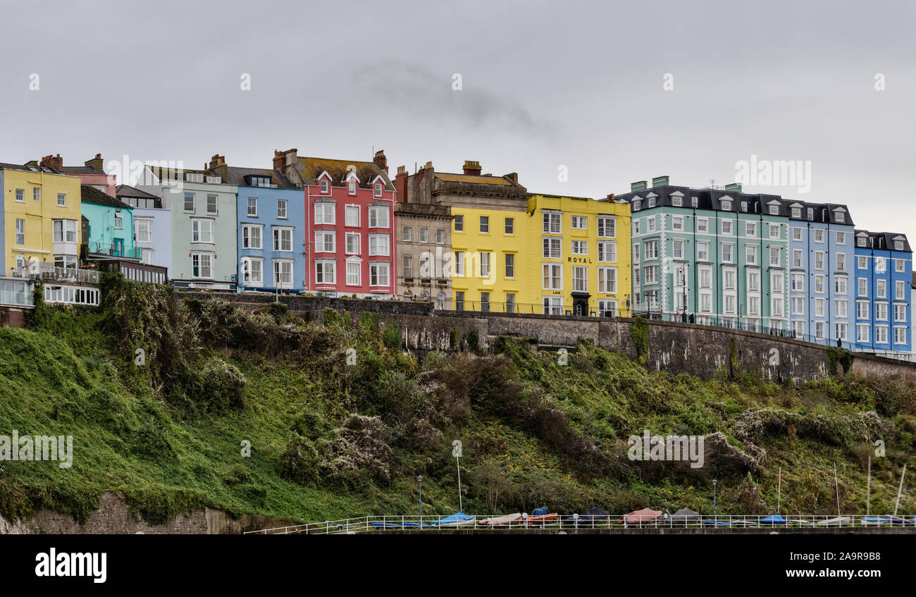 Tenby, Pembrokeshire, pays de falaise colorés des maisons. Banque D'Images