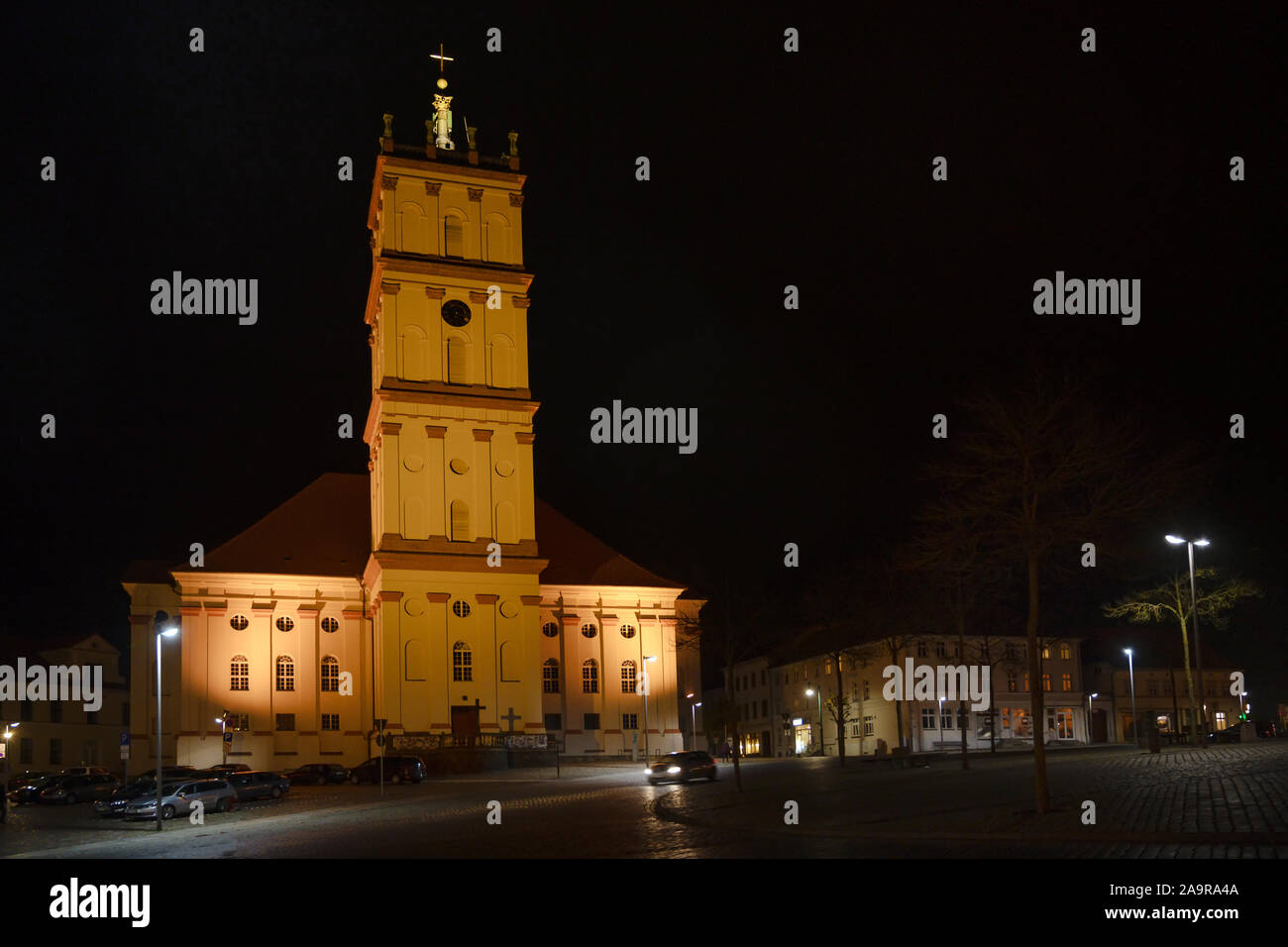 L'église de la ville de Neustrelitz illuminée la nuit sur la place du marché, paysage urbain avec l'exemplaire de l'espace dans le ciel noir, Mecklenburg-Vorpommern, Allemagne Banque D'Images