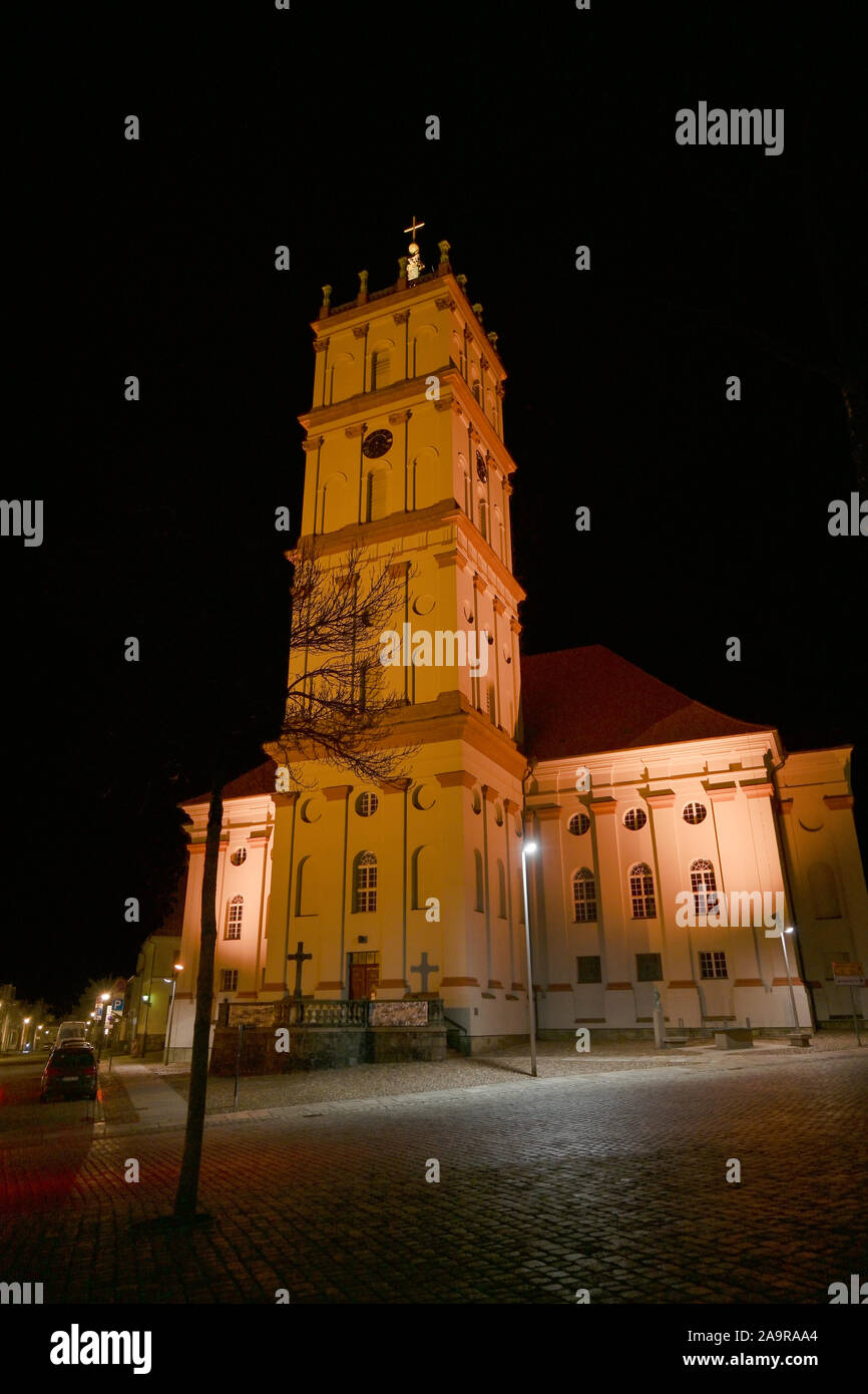 L'église de la ville de Neustrelitz illuminée la nuit sur la place du marché, paysage urbain avec l'exemplaire de l'espace dans le ciel noir, Mecklenburg-Vorpommern, Allemagne Banque D'Images