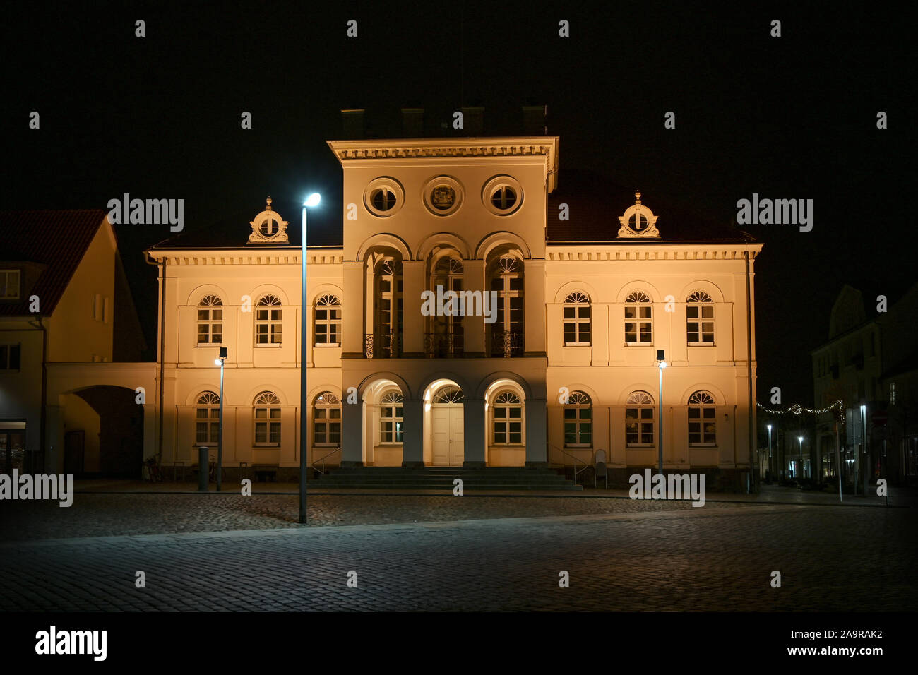 Hôtel de ville de Neustrelitz illuminée la nuit sur la place du marché dans le centre de la ville, ciel noir, Mecklenburg-Vorpommern, Allemagne Banque D'Images