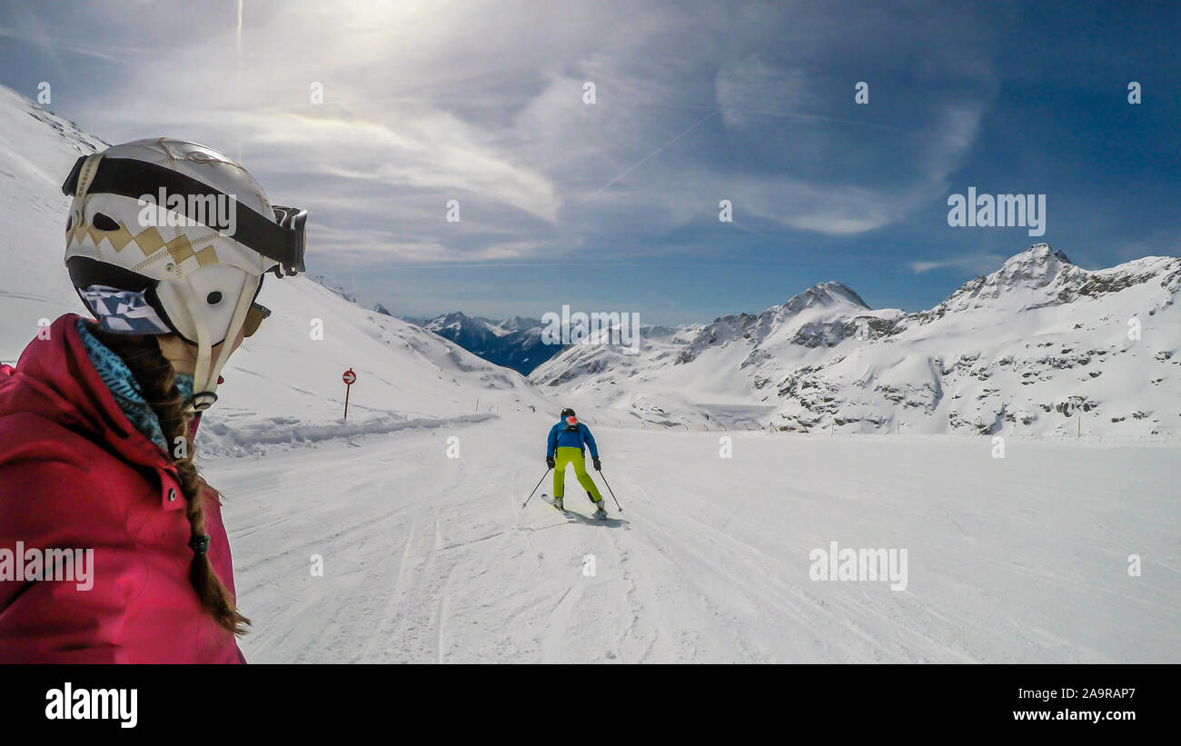 Un snowboard et ski fille homme de descendre la pente à Mölltaler Gletscher, en Autriche. Des pistes parfaitement entretenues. De hautes montagnes entourant le coup d'État Banque D'Images